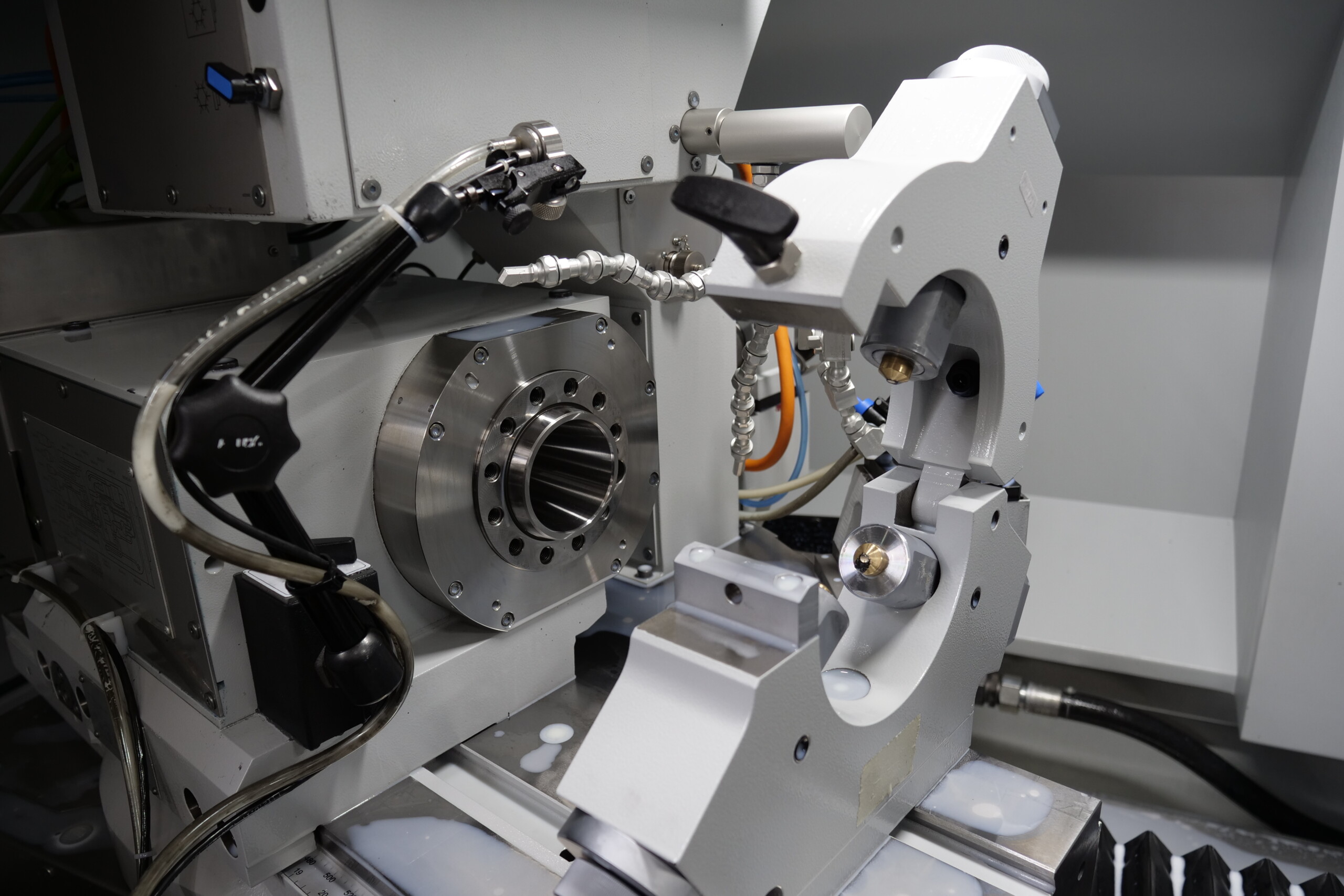 When grinding inside polygonal holes, split the “µ”